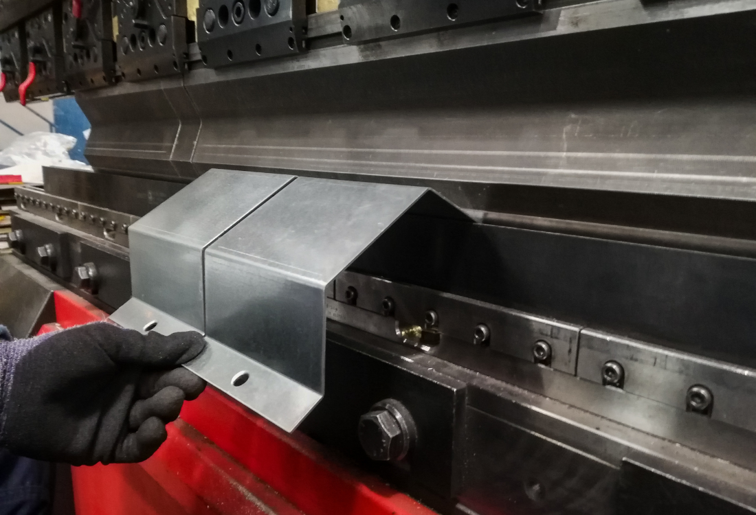 A precision sheet metal forming machine that works with AI.